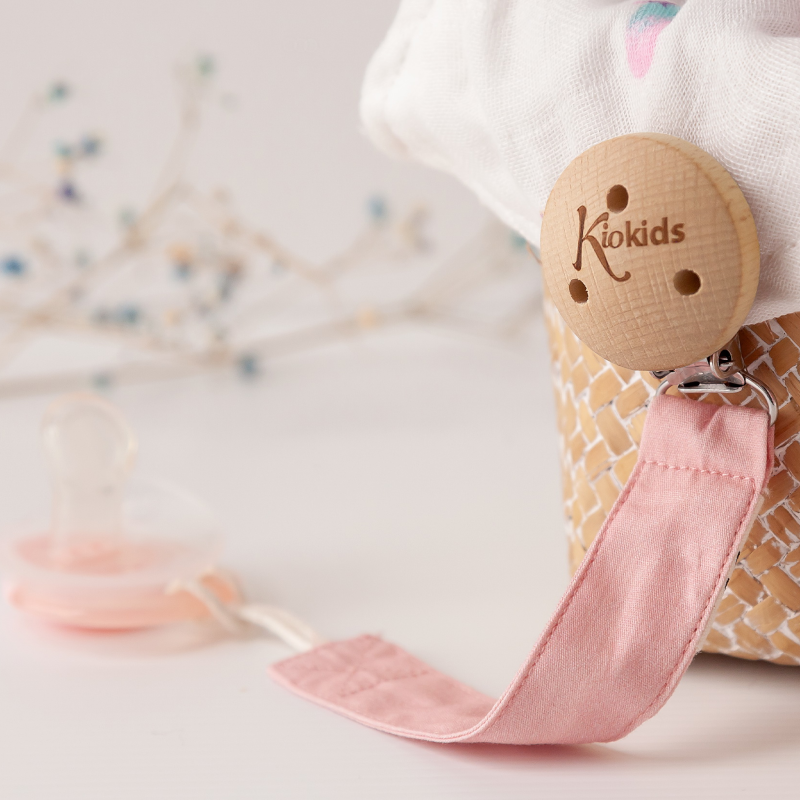 porta-chupetas-de-madeira-rosa-kiokids-2